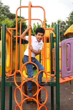 9 yaşındaki Latin esmer çocuk parkta oynuyor. Latin Amerika 'da yoksulluk içinde yaşıyor.