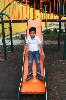 9 yaşındaki Latin esmer çocuk parkta oynuyor. Latin Amerika 'da yoksulluk içinde yaşıyor.