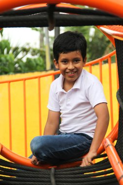 9 yaşındaki Latin esmer çocuk parkta oynuyor. Latin Amerika 'da yoksulluk içinde yaşıyor.
