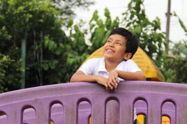 9 yaşındaki Latin esmer çocuk parkta oynuyor. Latin Amerika 'da yoksulluk içinde yaşıyor.