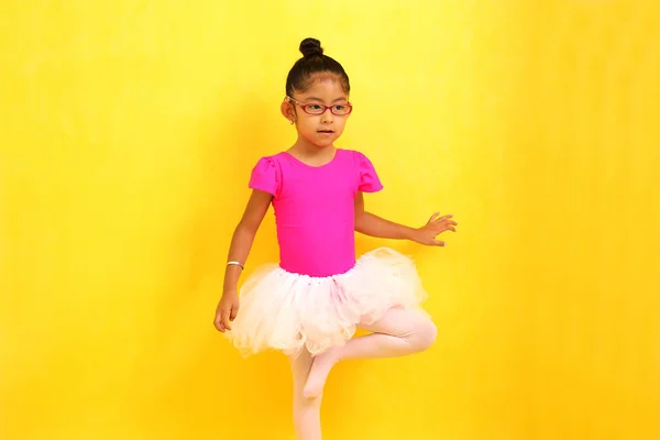 Letnia Brunetka Latynoska Zaburzeniami Spektrum Autyzmu Asd Bierze Baletową Terapię — Zdjęcie stockowe