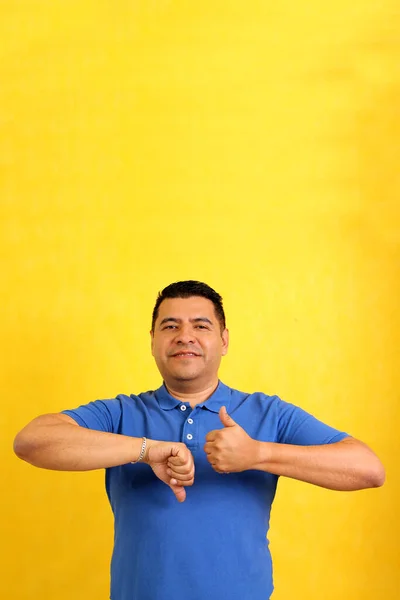Dark Haired Year Old Latino Man Shows Mexican Sign Language — Fotografia de Stock