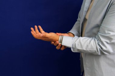 Koyu renk saçlı, 40 yaşında Latin bir adam bileğinde, elinde ve parmaklarında ağrı, uyuşukluk ve karpal tünel sendromu belirtilerinden muzdarip.