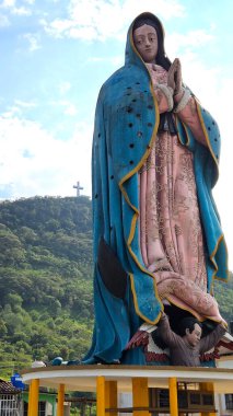 Xicotepec, Puebla, Meksika - 17 Nisan 2023: 23 metre yüksekliğinde ve 120 tonluk Muazzam Guadalupe Bakiresi, 2010 yılından bu yana Meksika Katolik cemaati için bir cazibe unsuru teşkil etmektedir.