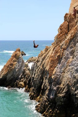 Acapulco, Guerrero, Meksika - 28 Nisan 2023: La Quebrada dalgıçları 45 metrelik bir uçurumdan atlarlar, bunlar çok eski ve tehlikeli bir gelenektir.