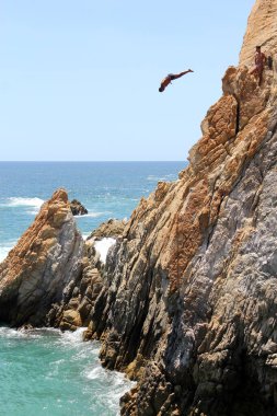 Acapulco, Guerrero, Meksika - 28 Nisan 2023: La Quebrada dalgıçları 45 metrelik bir uçurumdan atlarlar, bunlar çok eski ve tehlikeli bir gelenektir.