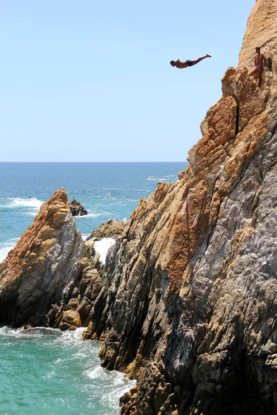Acapulco, Guerrero, Meksika - 28 Nisan 2023: La Quebrada dalgıçları 45 metrelik bir uçurumdan atlarlar, bunlar çok eski ve tehlikeli bir gelenektir.