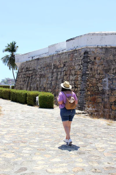 Mujer Latina Adulta Con Gafas Sol Sombrero Pasea Por Las — Foto de Stock
