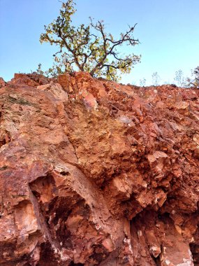 Tequisquiapan Queretaro, Meksika 'da açık çukur opal madenciliği turuncu kaya oluşumlarının doğal bir harikasıdır.