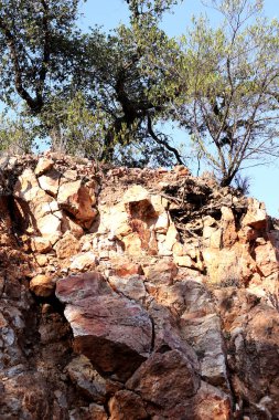 Tequisquiapan Queretaro, Meksika 'da açık çukur opal madenciliği turuncu kaya oluşumlarının doğal bir harikasıdır.
