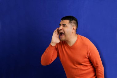 40 yaşındaki Latin adam çaresiz, hayal kırıklığına uğramış, kederli ve sıkıntılı bir şekilde bağırıyor.