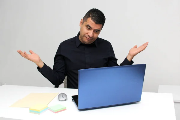 Hombre Latino Años Pelo Oscuro Trabaja Oficina Con Computadora Portátil — Foto de Stock
