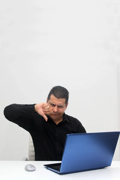 Темноволосый Летний Латиноамериканец Работает Офисе Своим Ноутбуком Страдая Стресса Отчаяния — стоковое фото
