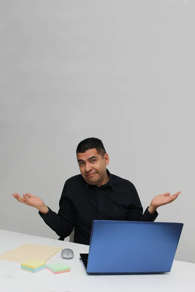 Sötét Hajú Éves Latin Férfi Dolgozik Irodájában Laptopjával Stresszes Kétségbeesett — Stock Fotó
