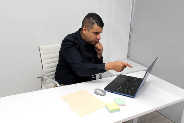 40岁的拉丁裔黑发男子带着笔记本电脑在办公室里工作 由于工作压力而饱受压力和绝望之苦 — 图库照片