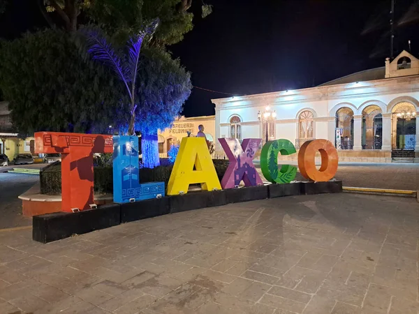 2023年1月29日 メキシコ トラスカラ 英語版 カラー文字の夜景 魔法の町であるメキシコ市中心部の教会と宮殿 — ストック写真