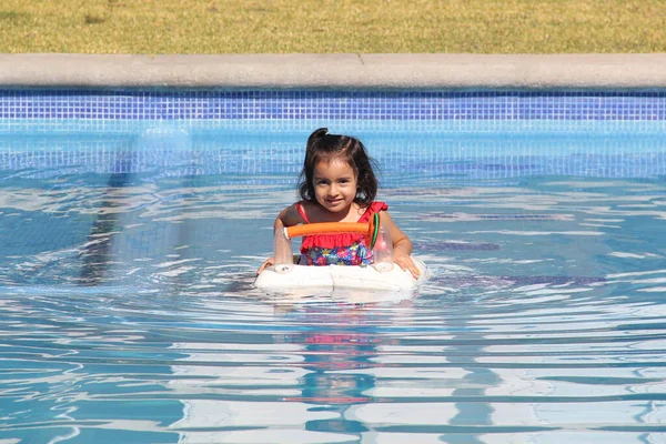 Fetița Latina Ani Înoată Piscină Jucărie Plutitoare Gonflabilă Foarte Fericită — Fotografie, imagine de stoc