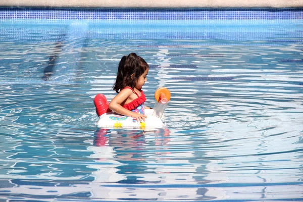 Year Old Latina Κορίτσι Κολυμπά Στην Πισίνα Ένα Φουσκωτό Παιχνίδι — Φωτογραφία Αρχείου