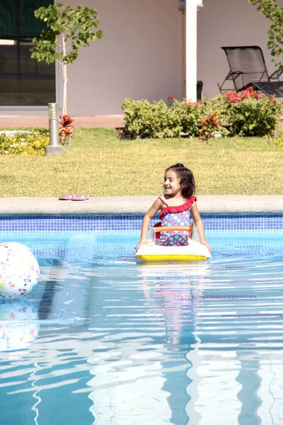 Річна Латина Плаває Басейні Надувною Іграшкою Дуже Задоволена Літньою Відпусткою — стокове фото