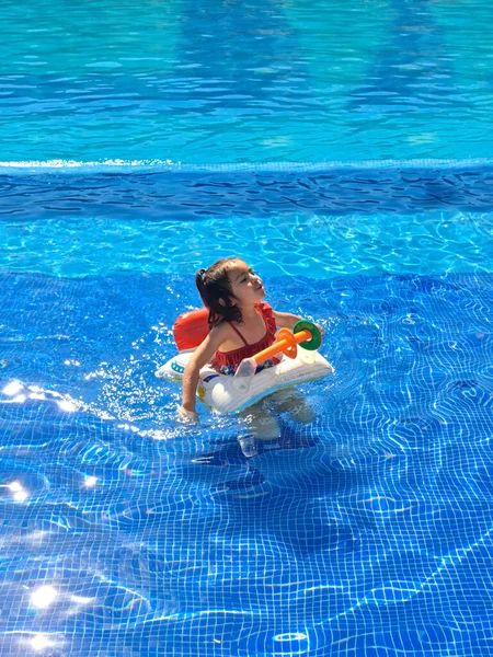 4歳のラティーナの女の子は インフレータブルフロートおもちゃでプールで泳ぐ 非常に幸せな彼女の夏休みを楽しんで — ストック写真