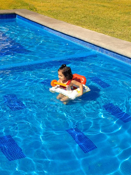 Річна Латина Плаває Басейні Надувною Іграшкою Дуже Задоволена Літньою Відпусткою — стокове фото