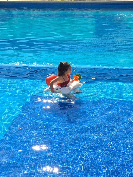 Year Old Latina Κορίτσι Κολυμπά Στην Πισίνα Ένα Φουσκωτό Παιχνίδι — Φωτογραφία Αρχείου