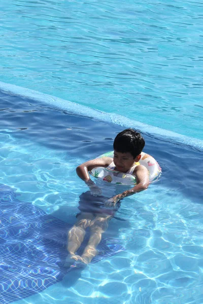 Летний Темноволосый Латиноамериканец Плавает Бассейне Играет Наслаждается Отдыхом Солнцем Солнцезащитным — стоковое фото