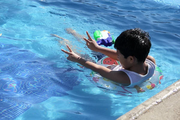 Εννιάχρονο Καστανό Αγόρι Κολυμπά Στην Πισίνα Παίζει Και Απολαμβάνει Τις — Φωτογραφία Αρχείου