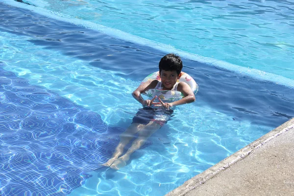 Εννιάχρονο Καστανό Αγόρι Κολυμπά Στην Πισίνα Παίζει Και Απολαμβάνει Τις — Φωτογραφία Αρχείου