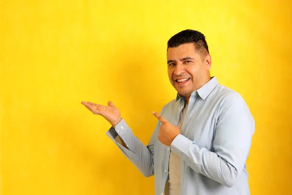 Річний Латиноамериканець Темним Волоссям Вказує Пальцями Руки Йому Подобається Сюрпризи — стокове фото