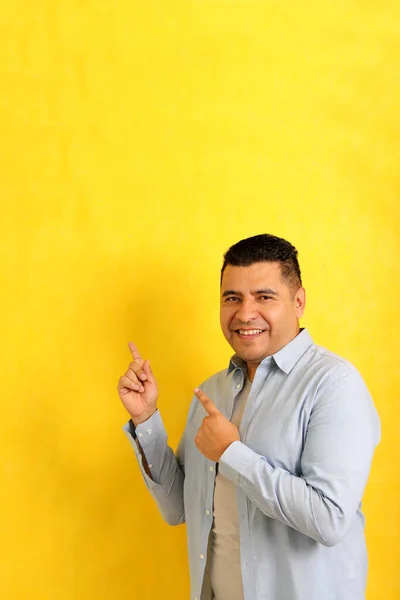 40岁的拉丁裔黑头发男子用手指头指着他喜欢的东西 比如产品和促销 感到惊奇和兴奋 — 图库照片