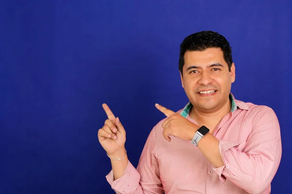 Year Old Dark Haired Latino Man Points Fingers His Hand — Stock Photo, Image