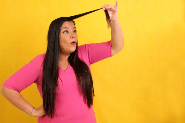 Летняя Латиноамериканка Длинными Волосами Страдает Плохого Обращения Наблюдает Поврежденными Секущимися — стоковое фото