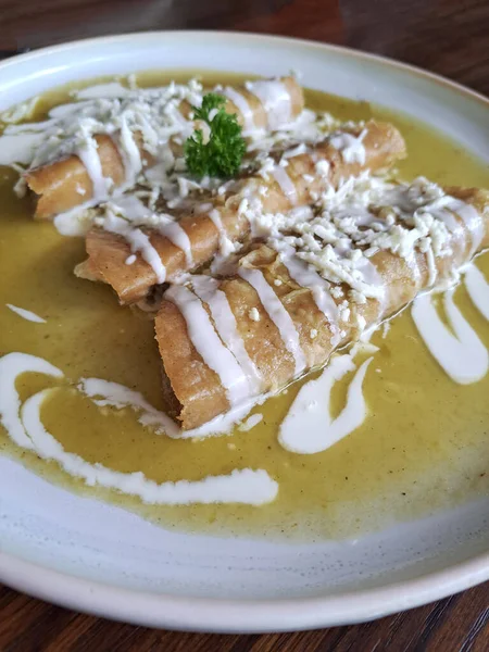 Enchiladas Verdes Plato Cocina Mexicana Hecho Con Tortillas Maíz Enrolladas — Foto de Stock