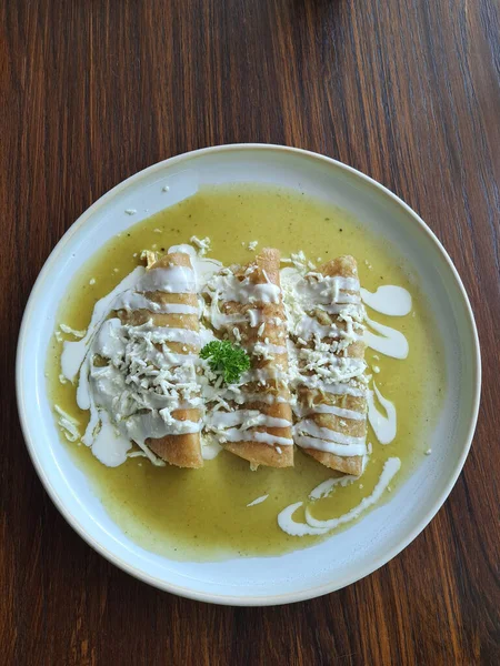 Green Enchiladas Een Gerecht Van Mexicaanse Keuken Gemaakt Met Gerolde — Stockfoto