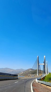 Acapulco, Guerrero, Meksika - 28 Nisan 2023: Mezcala Solidaridad Köprüsü, Latin Amerika 'nın en yüksek ikinci köprüsü olan Autopista del Sol' da Balsas Nehri üzerinde bulunan bir köprü.