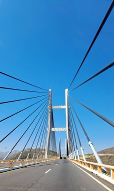 Acapulco, Guerrero, Meksika - 28 Nisan 2023: Mezcala Solidaridad Köprüsü, Latin Amerika 'nın en yüksek ikinci köprüsü olan Autopista del Sol' da Balsas Nehri üzerinde bulunan bir köprü.