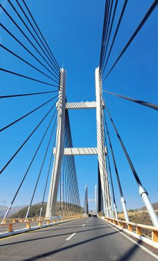 Acapulco, Guerrero, Meksika - 28 Nisan 2023: Mezcala Solidaridad Köprüsü, Latin Amerika 'nın en yüksek ikinci köprüsü olan Autopista del Sol' da Balsas Nehri üzerinde bulunan bir köprü.