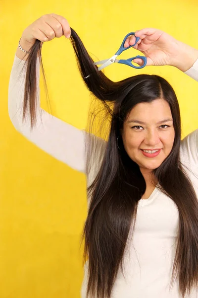 Éves Latin Nagyon Hosszú Egyenes Hajjal Ollóval Akarja Levágni Haját — Stock Fotó