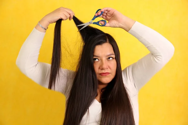 Летняя Латиноамериканка Длинными Прямыми Волосами Хочет Обрезать Волосы Ножницами — стоковое фото