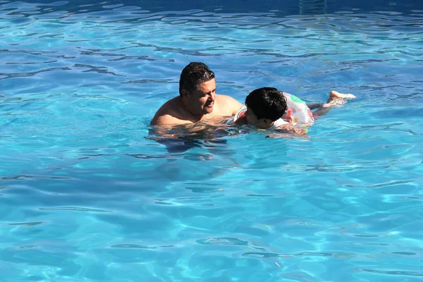 Geschiedener Alleinerziehender Vater Und Jähriger Schwarzhaariger Latino Sohn Schwimmen Gemeinsam — Stockfoto
