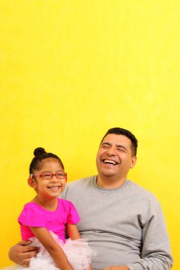 Bekar, boşanmış baba, 4 yaşındaki esmer Latin kızıyla dans ediyor. Balerin gibi giyinmiş ve bale dersini babasıyla birlikte alıyor.