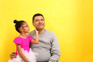 Bekar, boşanmış baba, 4 yaşındaki esmer Latin kızıyla dans ediyor. Balerin gibi giyinmiş ve bale dersini babasıyla birlikte alıyor.