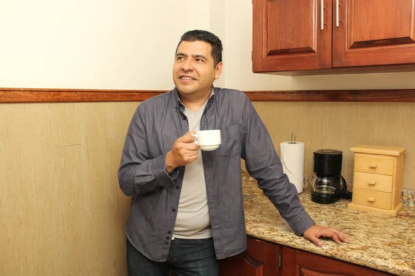 Μελαχρινός 40Χρονος Λατίνος Άνδρας Πίνει Καφέ Στην Κουζίνα Του Σπιτιού — Φωτογραφία Αρχείου