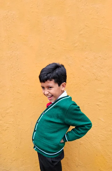 9岁身穿校服的深色皮肤拉丁裔男孩背负沉重背包 颈部疼痛 肌肉紧张 — 图库照片