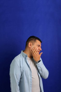 40 yaşındaki kahverengi Latin erkek diş çürüğü ya da enfeksiyondan muzdarip.