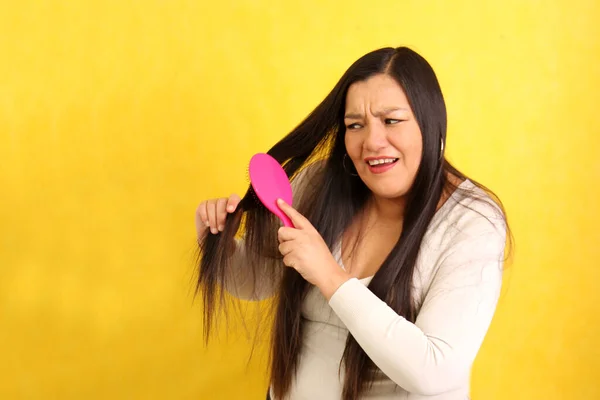 Dospělý Rok Starý Latina Žena Kartáčuje Její Vlasy Obtížemi Protože — Stock fotografie