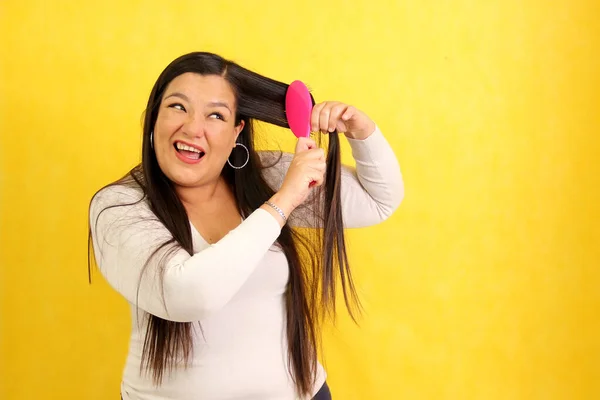 Взрослая Летняя Латиноамериканка Трудом Расчесывает Волосы Потому Запутанные Сухости Узлов — стоковое фото