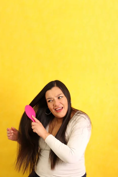 Adult Year Old Latina Woman Brushes Her Hair Difficulty Because — Stock Photo, Image
