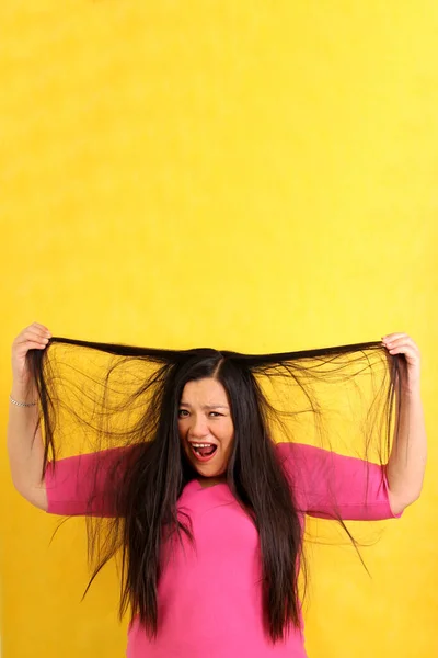 Yetişkin Yaşında Latin Bir Kadın Uzun Düz Saçlarıyla Endişe Hayal — Stok fotoğraf